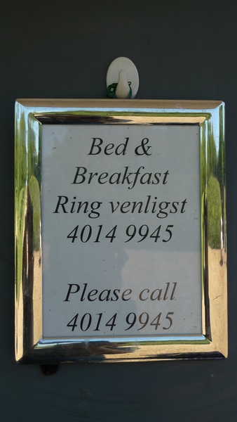 Skilt: Breakfast – ring venligst 4014 9945